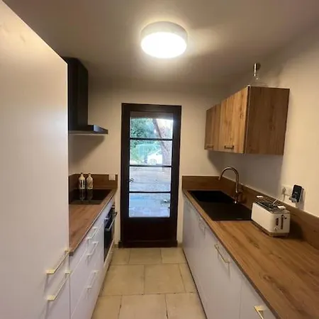 Spacieux ,lumineux ,proche Des , Piscine Apartment